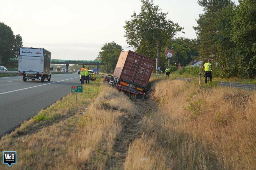 Vrachtwagen belandt in greppel naast A2 in Weert