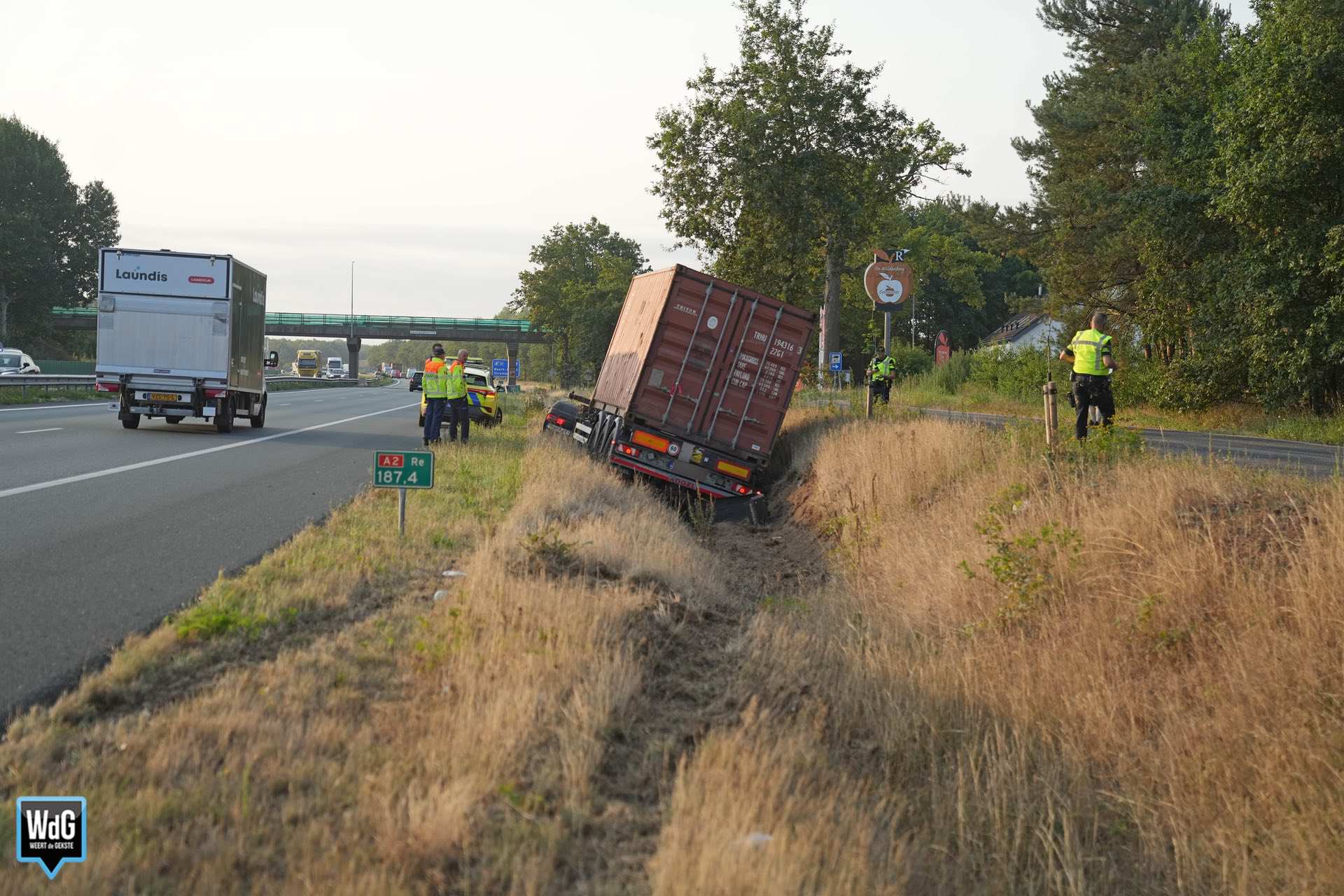 Vrachtwagen belandt in greppel naast A2 in Weert