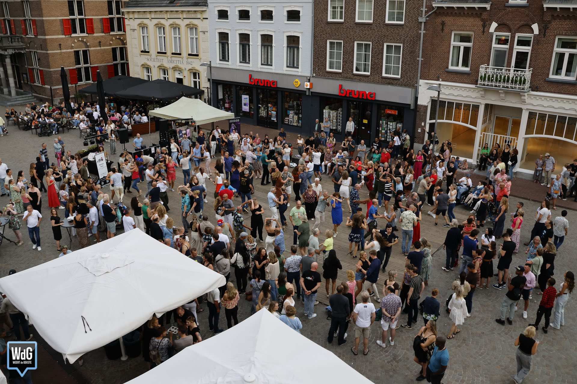 Dansliefhebbers genieten van Open Air Salsa in Weert