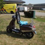 Scooter tegen lantaarnpaal na uitwijkmanoeuvre in Nederweert