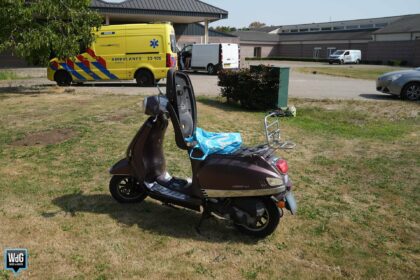 Scooter tegen lantaarnpaal na uitwijkmanoeuvre in Nederweert