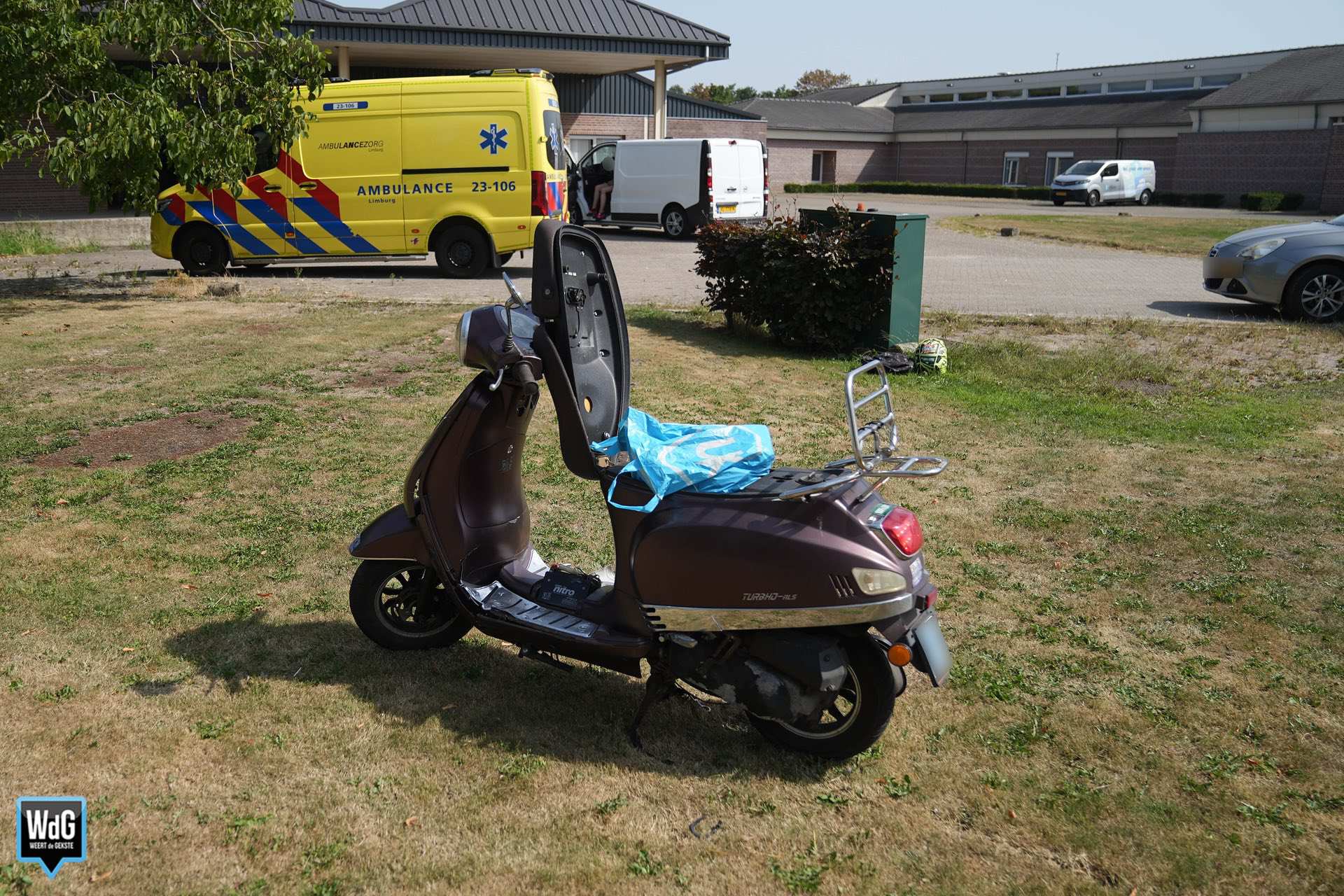 Scooter tegen lantaarnpaal na uitwijkmanoeuvre in Nederweert