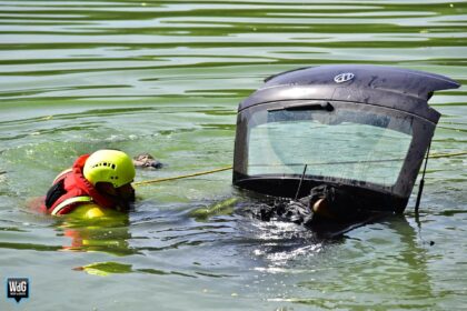 Auto belandt in kanaal Wessem-Nederweert bij Kelpen-Oler