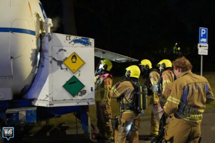 Brandweer onderzoekt afblazende vrachtwagen