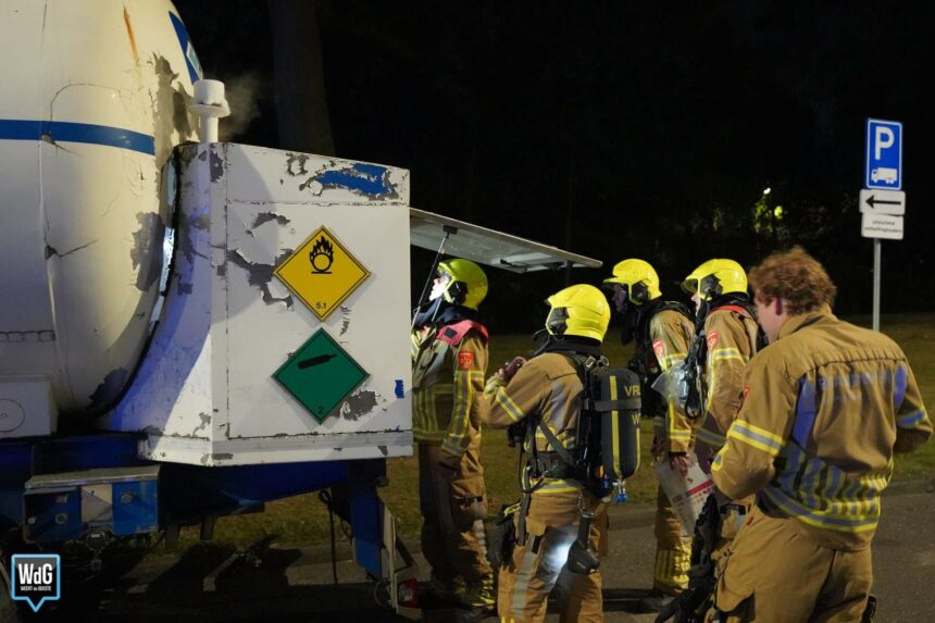 Brandweer onderzoekt afblazende vrachtwagen