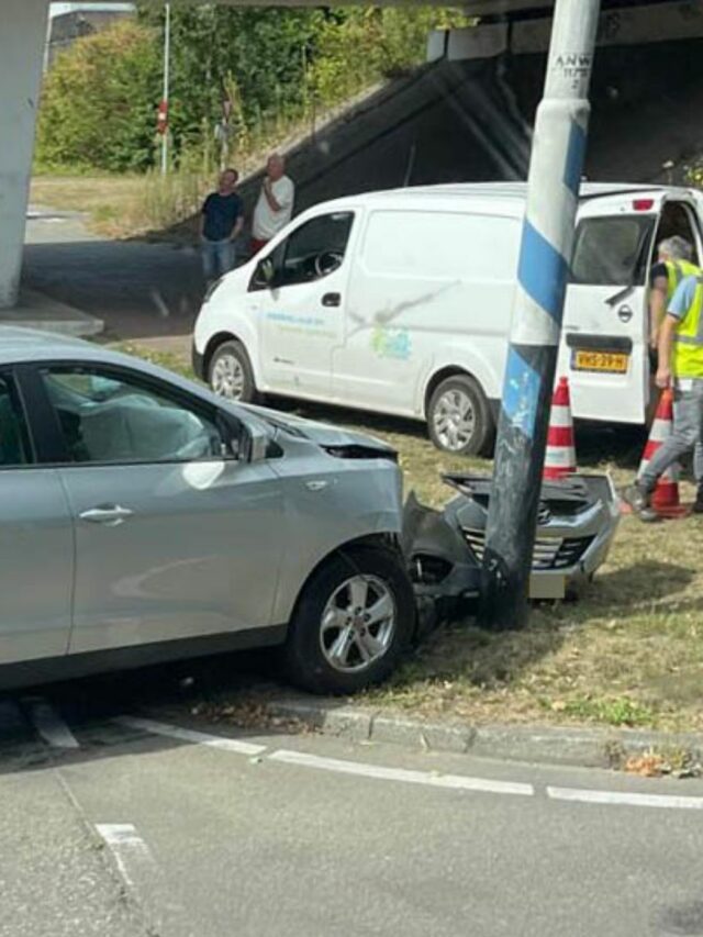Auto tegen bewegwijzering