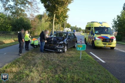 Auto botst achterop vrachtwagen op Maaseikerweg