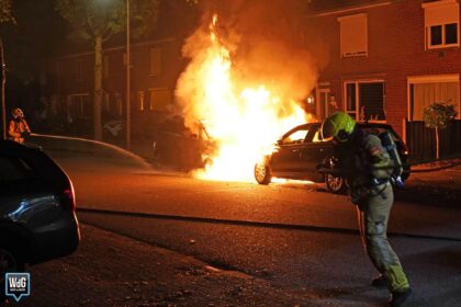 Twee auto's beschadigd door autobrand op Schuttebeemd
