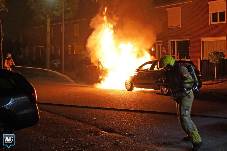 Twee auto's beschadigd door autobrand op Schuttebeemd