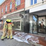 Gevelrand vat vlam tijdens wegbranden van onkruid in Langstraat
