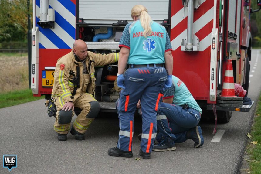 Brandweer redt fietser uit sloot in Budel