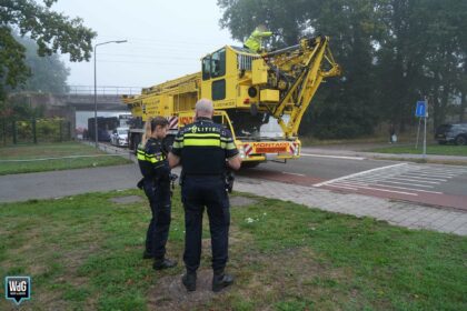 Hijskraan botst tegen spoorviaduct op Maaseikerweg
