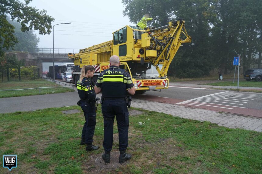 Hijskraan botst tegen spoorviaduct op Maaseikerweg