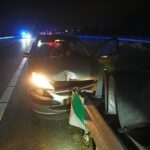 Auto botst op obstakelbeveiliging bij afrit Weert-Noord
