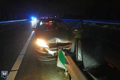 Auto botst op obstakelbeveiliging bij afrit Weert-Noord