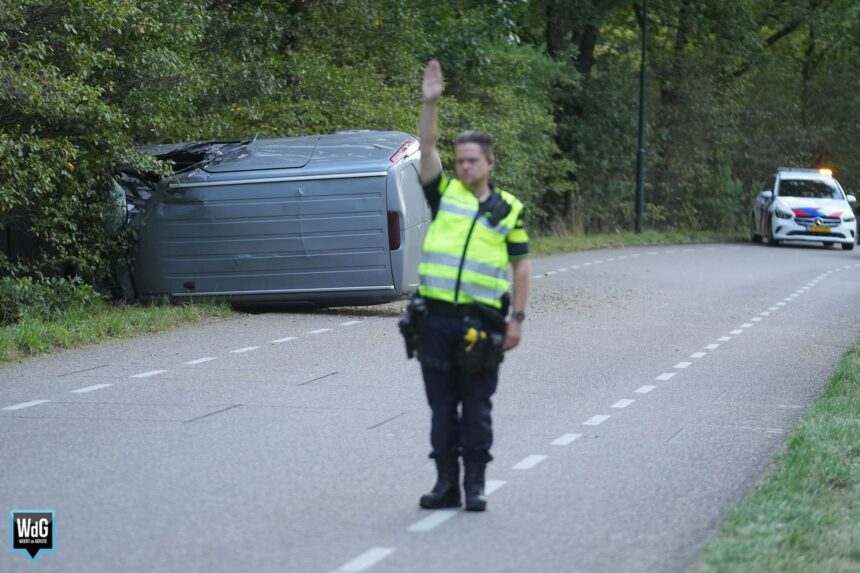 Bestelauto schampt bomen en komt op zijkant terecht in Maarheeze