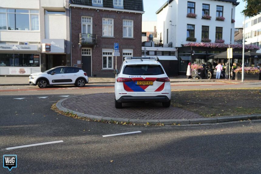 Auto en fietsster botsen bij oversteek Stationsstraat