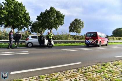 Automobilist wordt onwel en botst tegen vangrail N275 bij Ospel