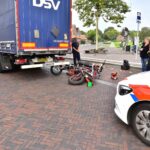 Vrachtwagen rijdt achteruit en raakt brommers in Nederweert
