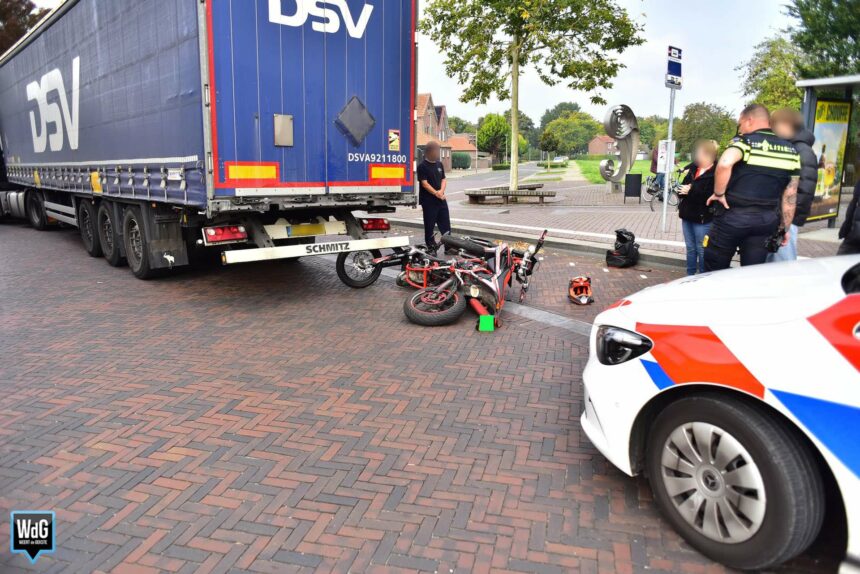 Vrachtwagen rijdt achteruit en raakt brommers in Nederweert