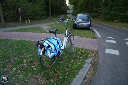 Auto en fietsster botsen op oversteek Graafschap Hornelaan