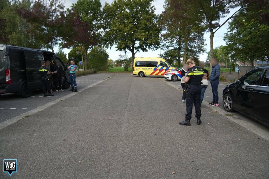 Auto botst achterop bestelbus met aanhanger in Budel