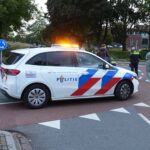 Auto en fietsster botsen op rotonde Graafschap Hornelaan