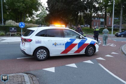 Auto en fietsster botsen op rotonde Graafschap Hornelaan