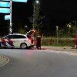 Bestelbus en fietster botsen op rotonde Roermondseweg