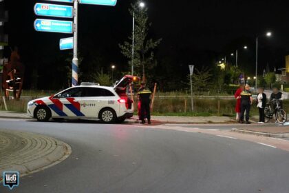 Bestelbus en fietster botsen op rotonde Roermondseweg
