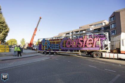 Start opbouw kermis Weert met eerste pakwagens