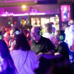Kleurrijke koptelefoons bij Silent Disco Loco in De Bosuil