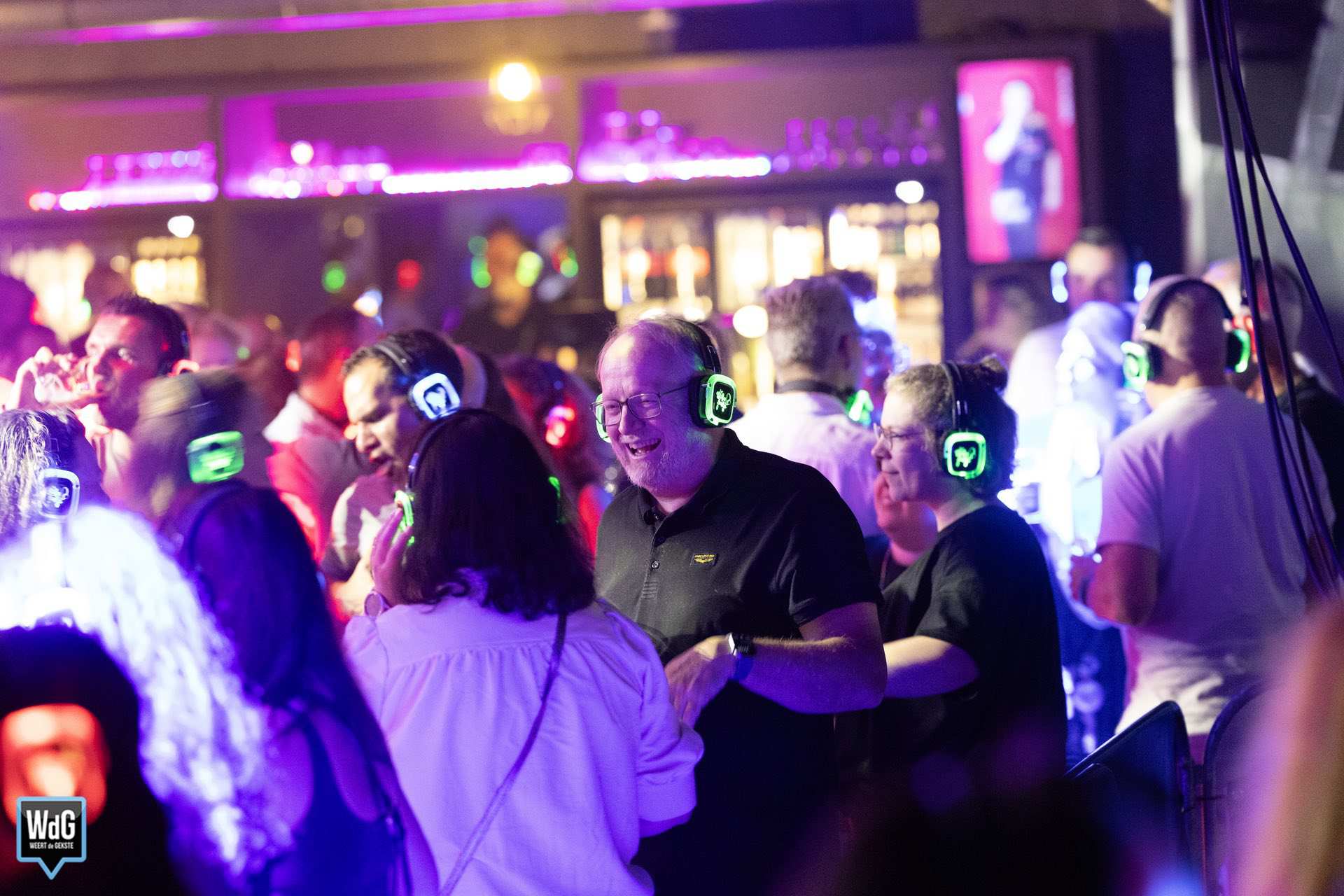 Kleurrijke koptelefoons bij Silent Disco Loco in De Bosuil
