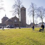 Vrijwilligers werken aan Vrakkerplein op Boshoven
