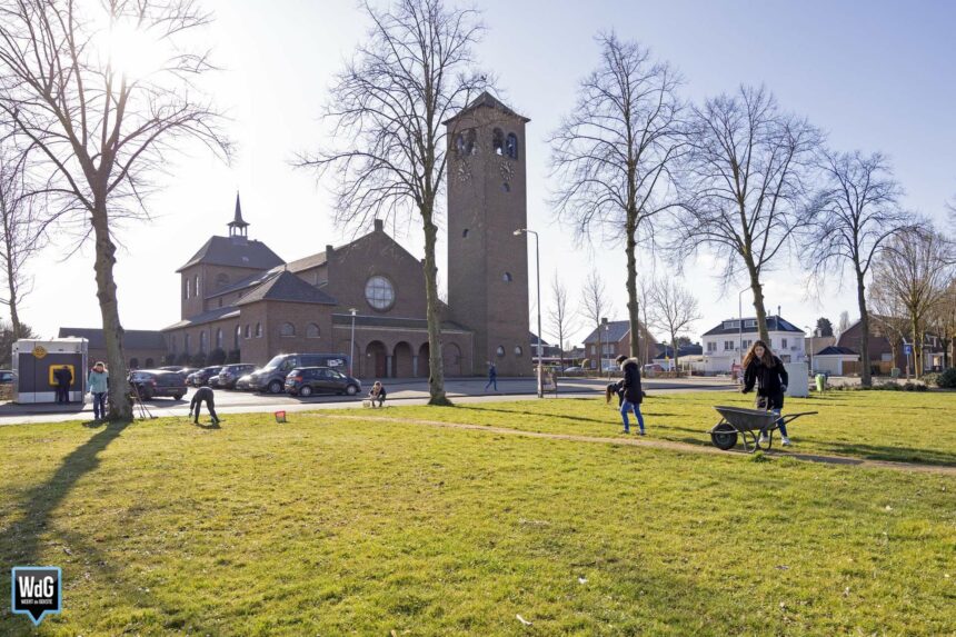 Vrijwilligers werken aan Vrakkerplein op Boshoven