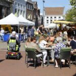 Zonnige weekmarkt in beeld