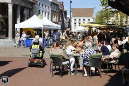 Zonnige weekmarkt in beeld