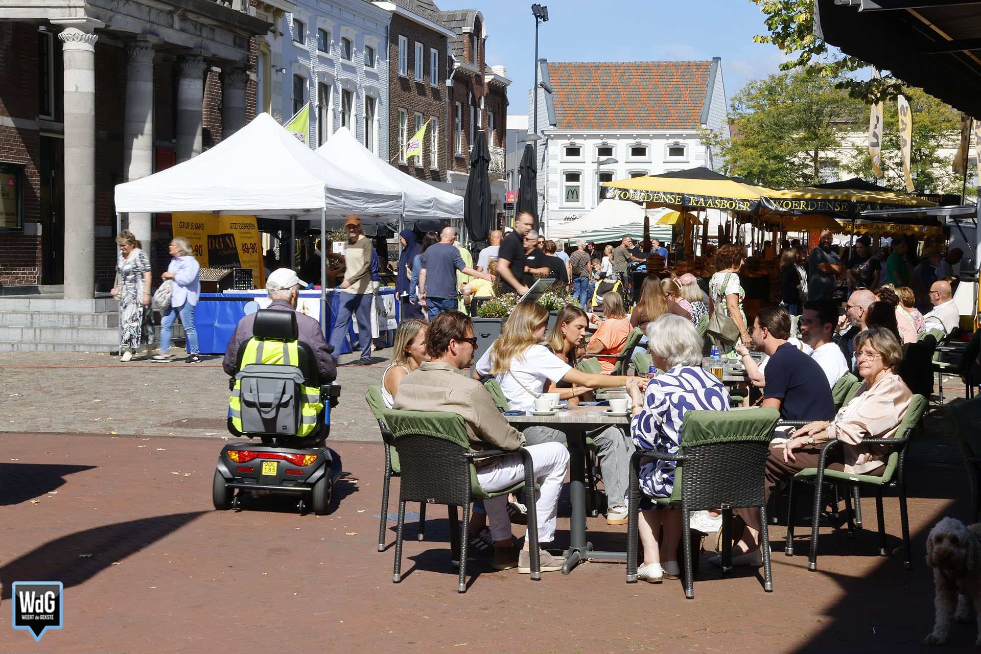Zonnige weekmarkt in beeld