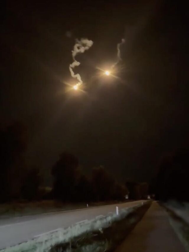 Militairen schieten met lichtfakkels