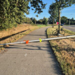 Fietser ten val na botsing met omgevallen lantaarnpaal