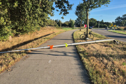 Fietser ten val na botsing met omgevallen lantaarnpaal
