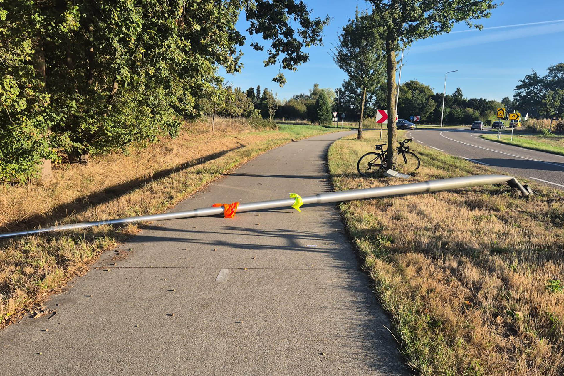 Fietser ten val na botsing met omgevallen lantaarnpaal