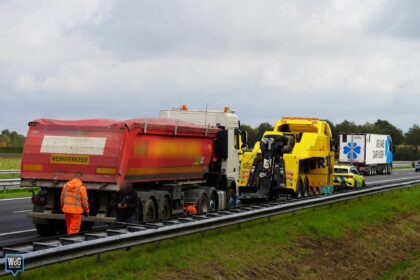 Vrachtwagen verliest band op A2