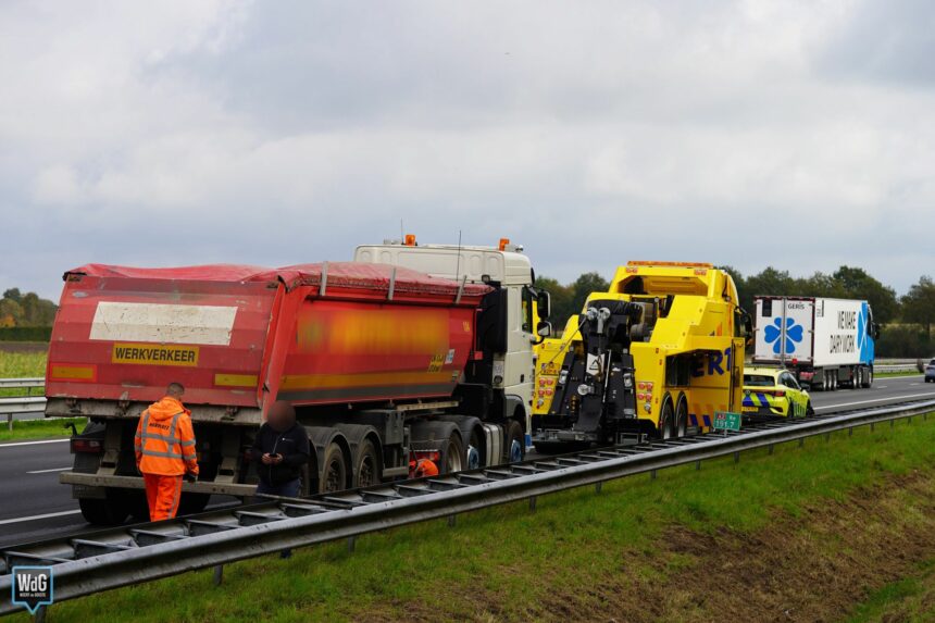 Vrachtwagen verliest band op A2