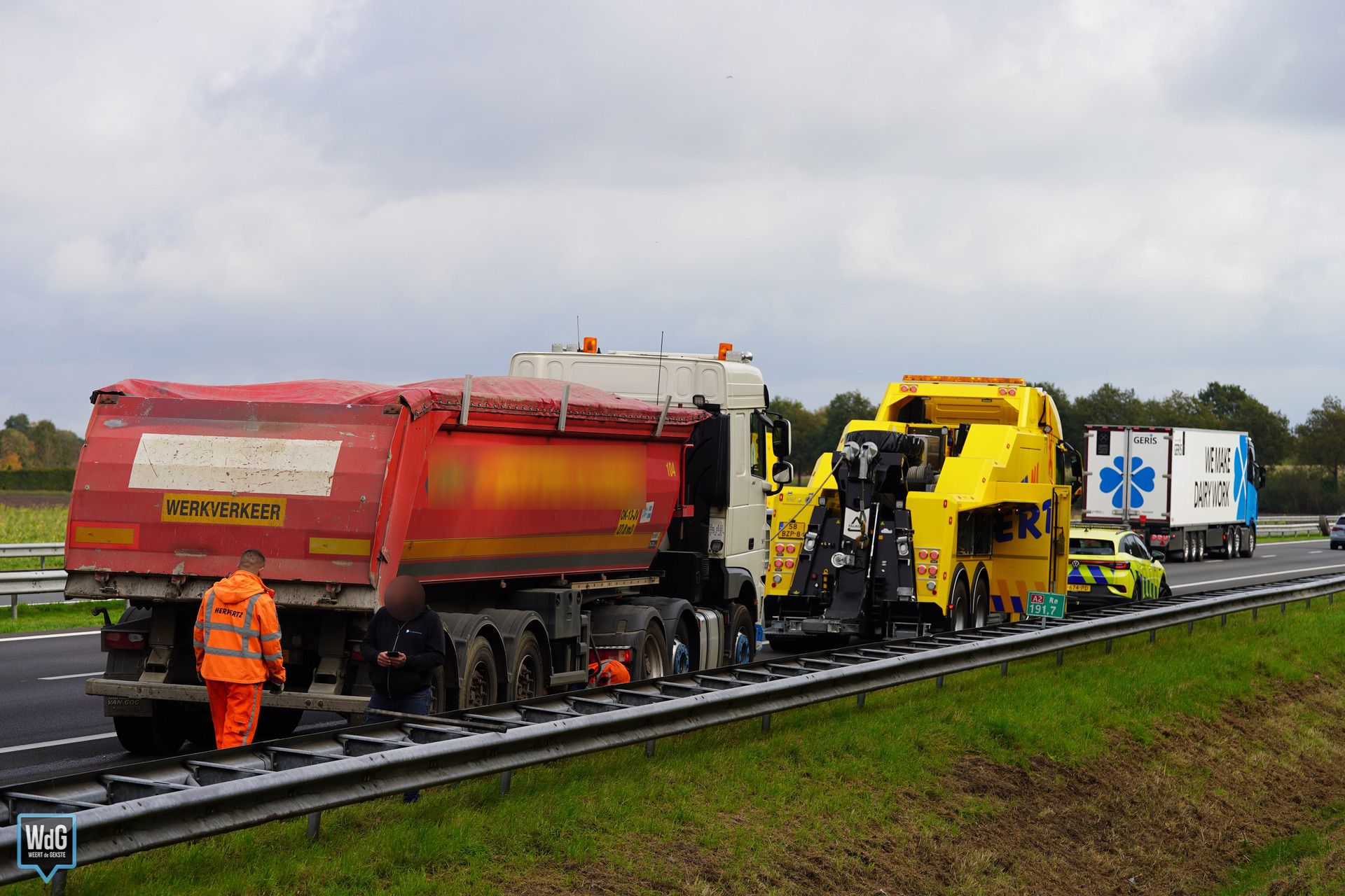 Vrachtwagen verliest band op A2