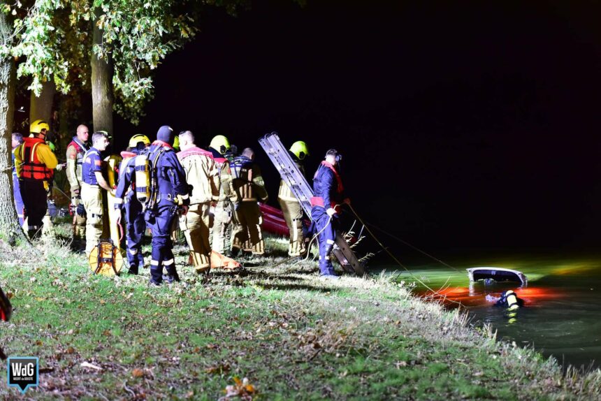 Auto belandt in kanaal Wessem-Nederweert bij Kelpen-Oler
