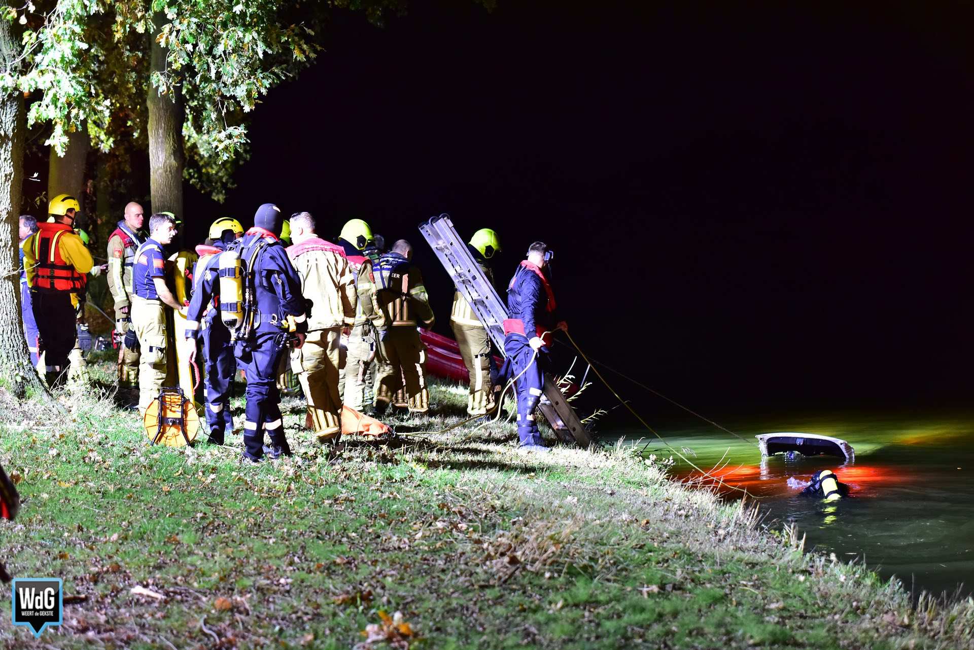 Auto belandt in kanaal Wessem-Nederweert bij Kelpen-Oler