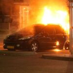 Auto in lichterlaaie op parkeerplaats Lidl supermarkt