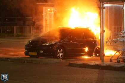 Auto in lichterlaaie op parkeerplaats Lidl supermarkt