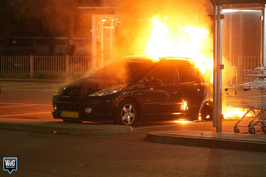 Auto in lichterlaaie op parkeerplaats Lidl supermarkt